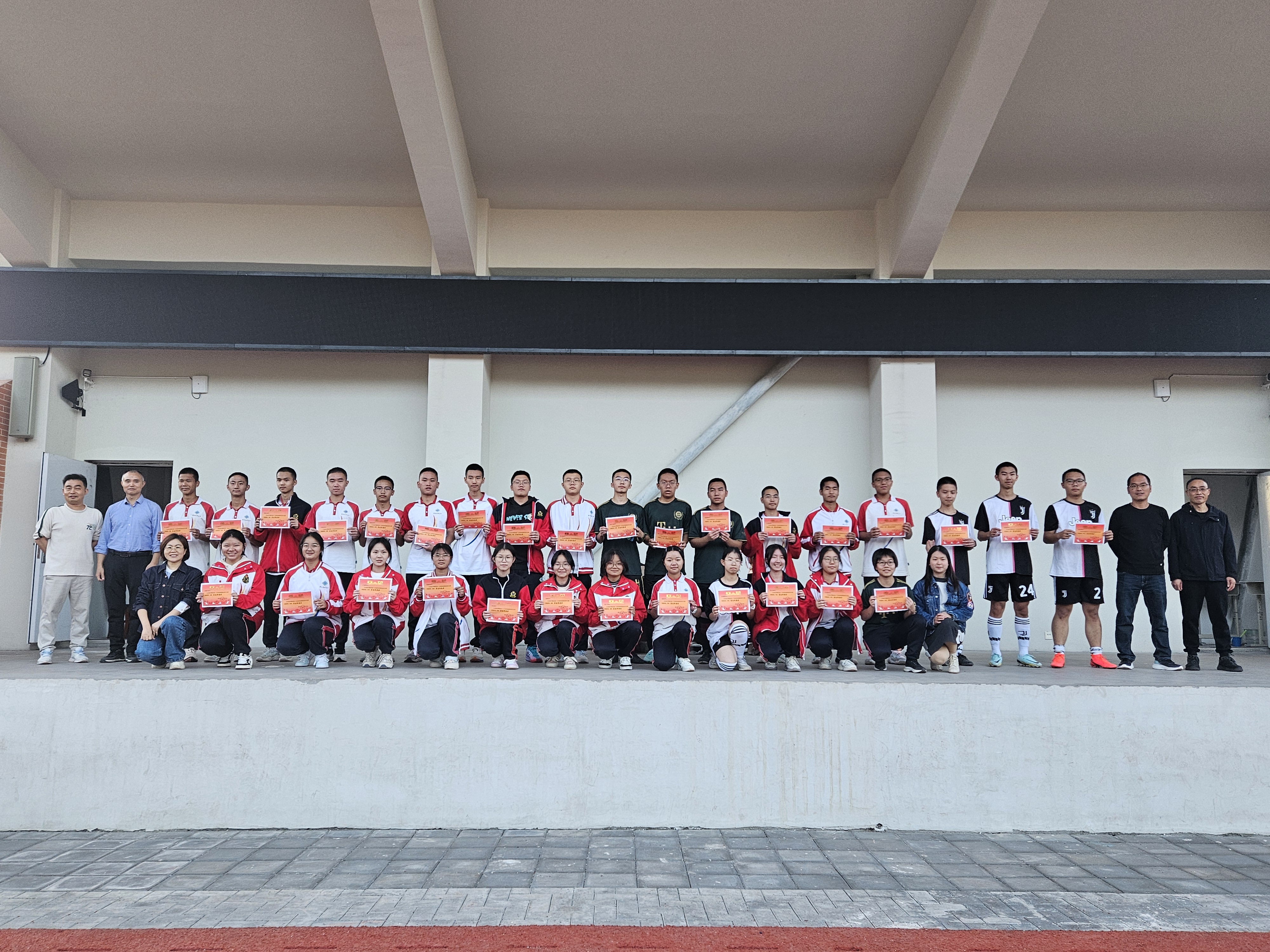 “校园足球联赛逐步扩大，越来越多青少年前来compete”的简单介绍