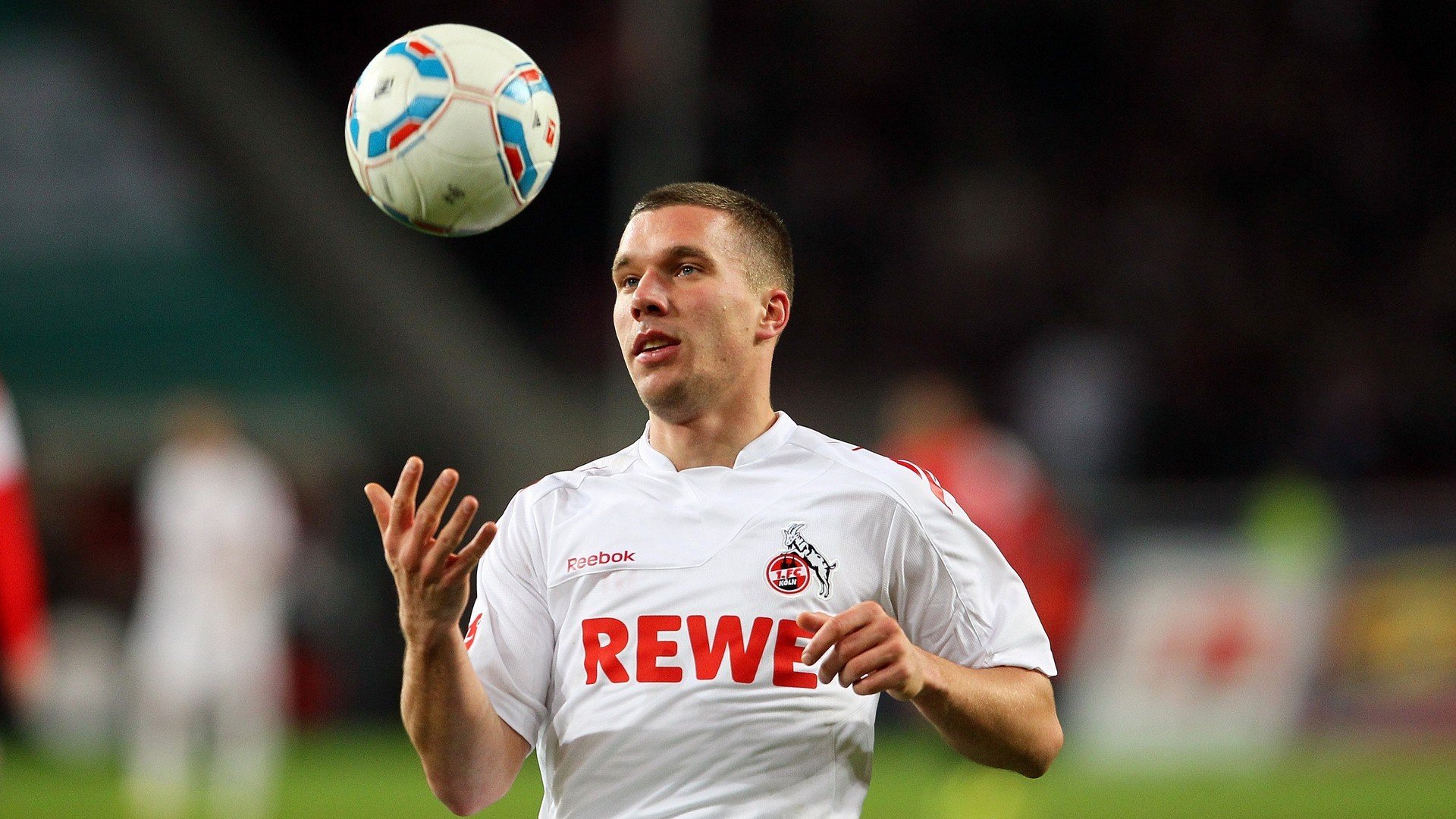 爱游戏网页版-搏击水上极速漂流，水花四溅的惊险刺激，武术水上漂